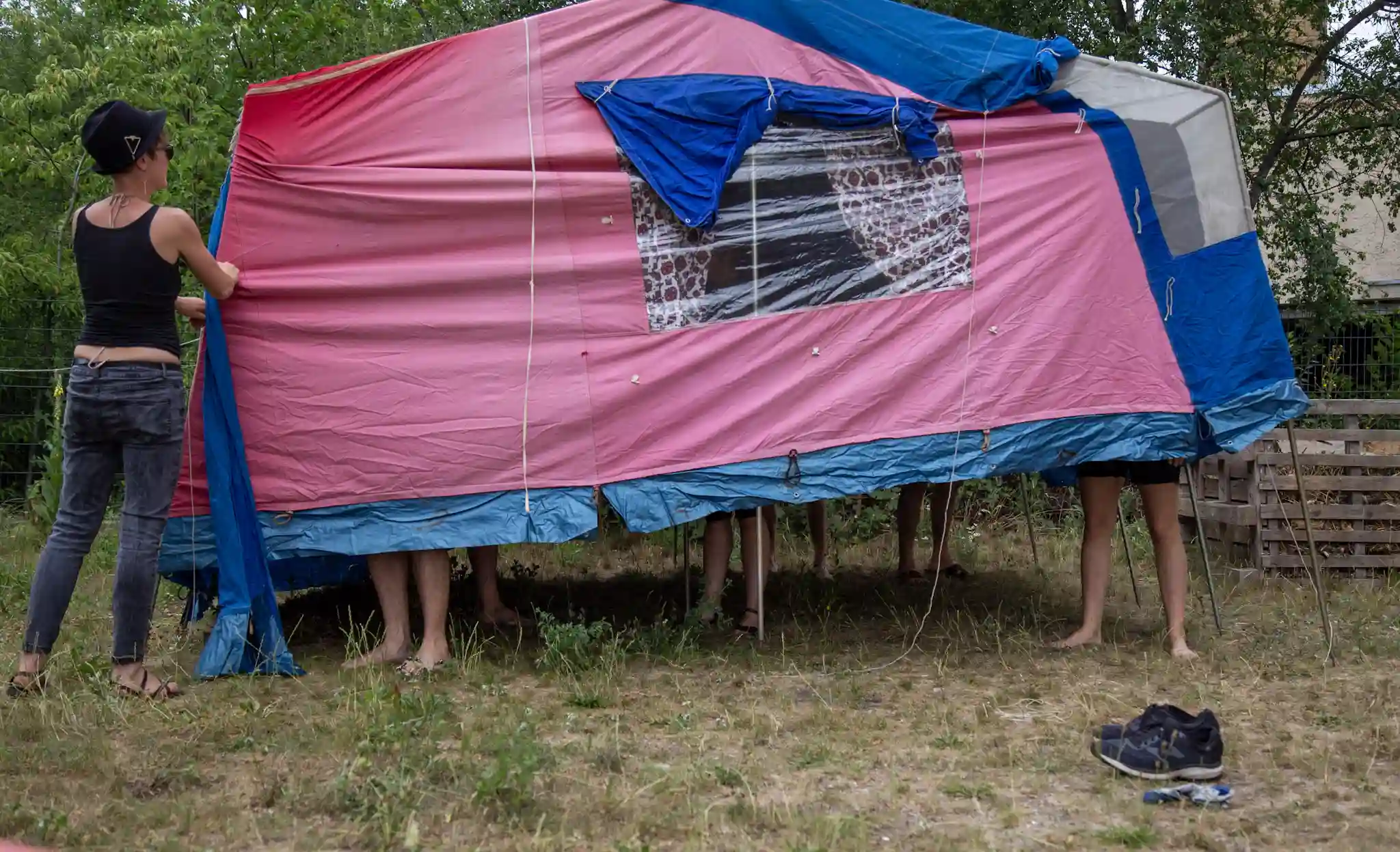 Ein Zelt wird aufgebaut.